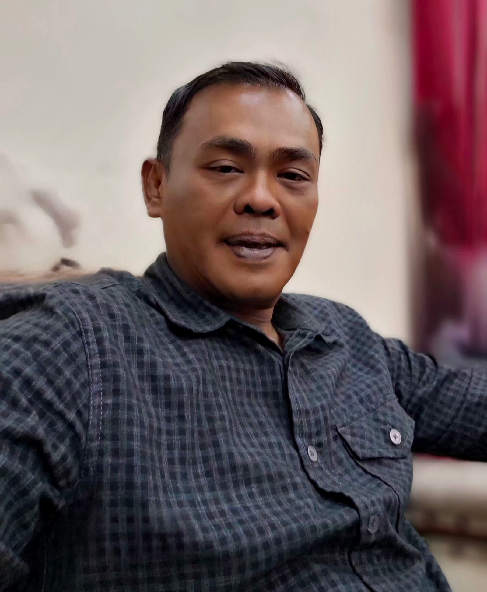 Memperjuangkan Migas South Andaman untuk Rakyat: Apresiasi atas Langkah Berani Gubernur Aceh Mendorong OPF di KEK Arun Penulis : Muhammad Azwir, S.E. Penemuan cadangan migas di Wilayah Kerja South Andaman membuka harapan baru bagi masa depan Aceh. Namun di balik besarnya potensi tersebut, ada satu pertanyaan penting yang harus dijawab: apakah kekayaan alam ini benar-benar akan menjadi berkah bagi rakyat Aceh atau hanya menjadi angka produksi yang manfaat terbesarnya dinikmati pihak lain? Pertanyaan inilah yang membuat langkah Gubernur Aceh, Muzakir Manaf (Mualem), patut diapresiasi. Keputusan meminta Kementerian ESDM menunda persetujuan Plan of Development (PoD) Lapangan Tangkulo hingga tercapai kesepakatan yang menguntungkan Aceh menunjukkan keberanian dalam memperjuangkan kepentingan daerah. Perbedaan pandangan antara Pemerintah Aceh dan Mubadala Energy bukan sekadar persoalan teknis. Mubadala mengusulkan pengolahan migas menggunakan Floating Production Storage and Offloading (FPSO) di lepas pantai, sementara Pemerintah Aceh mengusulkan pembangunan Onshore Processing Facility (OPF) di Kawasan Ekonomi Khusus (KEK) Arun. Di sinilah letak persoalan utamanya. Pengolahan di daratan bukan hanya soal lokasi, tetapi soal nilai tambah ekonomi yang akan dinikmati masyarakat Aceh. OPF di KEK Arun berpotensi membuka ribuan lapangan kerja, mendorong tumbuhnya industri turunan migas, meningkatkan aktivitas ekonomi masyarakat, serta memperkuat pendapatan daerah dalam jangka panjang. Pernyataan Mualem bahwa "Aceh jangan lagi menjadi penonton di negeri sendiri" sesungguhnya mewakili harapan banyak rakyat Aceh. Masa lalu telah mengajarkan bahwa daerah ini memiliki kekayaan alam yang luar biasa, namun manfaatnya belum sepenuhnya dirasakan oleh masyarakat Aceh. Jangan sampai sejarah yang sama kembali terulang. Jangan sampai gas berasal dari Aceh, tetapi peluang kerja, investasi, dan nilai tambah ekonominya justru berkembang di luar Aceh. KEK Arun memiliki infrastruktur, pengalaman, dan posisi strategis yang menjadikannya layak sebagai pusat pengolahan migas dan industri energi masa depan. Jika OPF dibangun di kawasan ini, Aceh tidak hanya menjadi daerah penghasil, tetapi juga menjadi daerah yang menikmati manfaat ekonomi dari sumber daya alamnya sendiri. Tentu investasi harus tetap berjalan. Namun investasi yang berkualitas adalah investasi yang mampu menciptakan manfaat bersama. Bukan hanya menguntungkan perusahaan, tetapi juga menghadirkan kesejahteraan bagi masyarakat dan mendorong pertumbuhan ekonomi Aceh secara berkelanjutan. Karena itu, perjuangan menghadirkan OPF di KEK Arun sesungguhnya adalah perjuangan untuk masa depan Aceh. Perjuangan agar generasi muda Aceh memperoleh lebih banyak kesempatan kerja. Perjuangan agar lahir industri-industri baru. Perjuangan agar kekayaan alam Aceh tidak hanya menghasilkan energi, tetapi juga menghasilkan kesejahteraan. Pada akhirnya, keberhasilan sebuah proyek migas tidak diukur dari besarnya cadangan yang ditemukan, melainkan dari seberapa besar manfaat yang dirasakan rakyat. Jika OPF dapat diwujudkan di KEK Arun, maka yang sedang dibangun bukan sekadar fasilitas pengolahan migas, melainkan fondasi ekonomi Aceh yang lebih kuat, mandiri, dan berkeadilan bagi generasi yang akan datang.